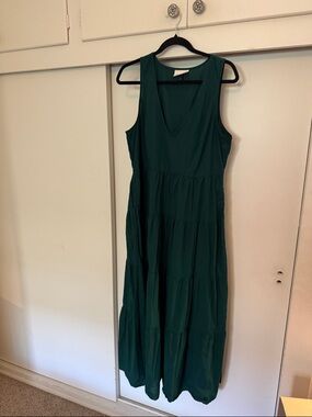 Universal Threads Deep Green Sleeveless V-Neck Tiered Maxi Dress